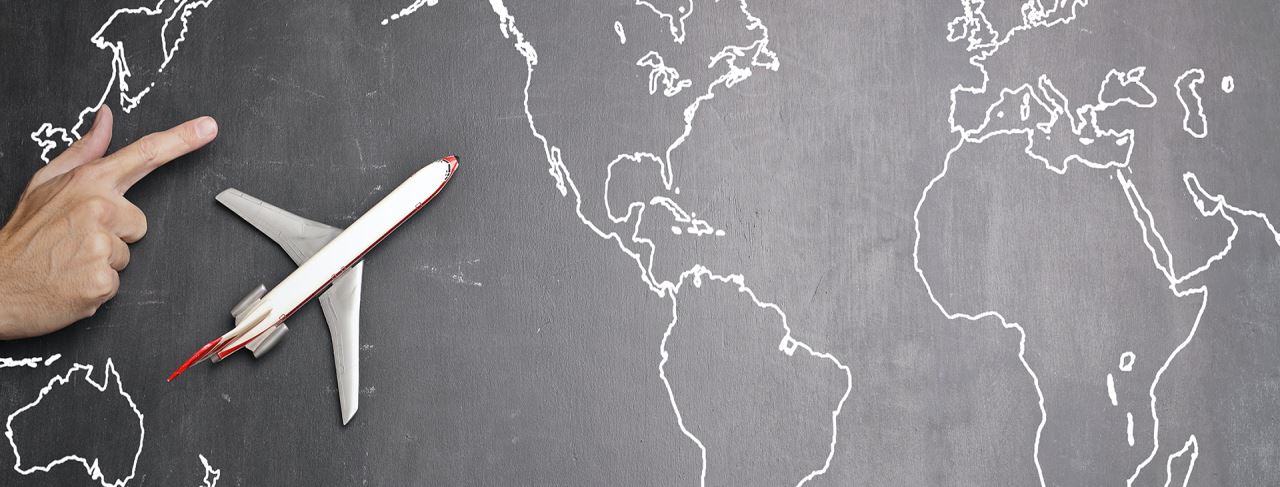 Yazı tahtasında dünya haritası ve uçak