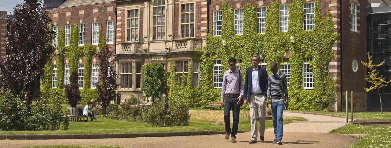 İngilterede üniversite kampüs bahçesinde gezen öğrenciler