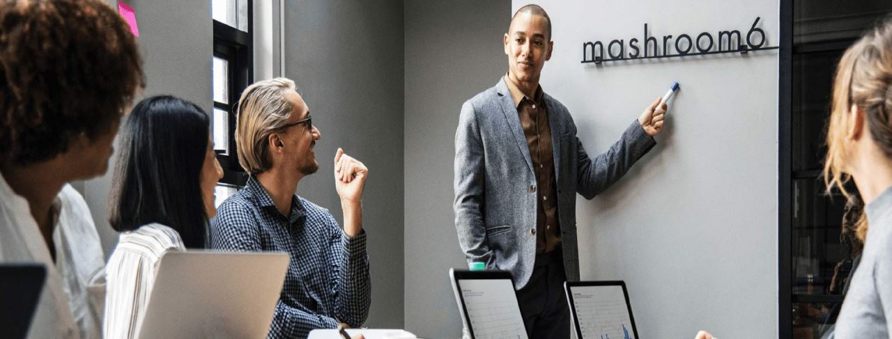 genç iş insanları toplantıda