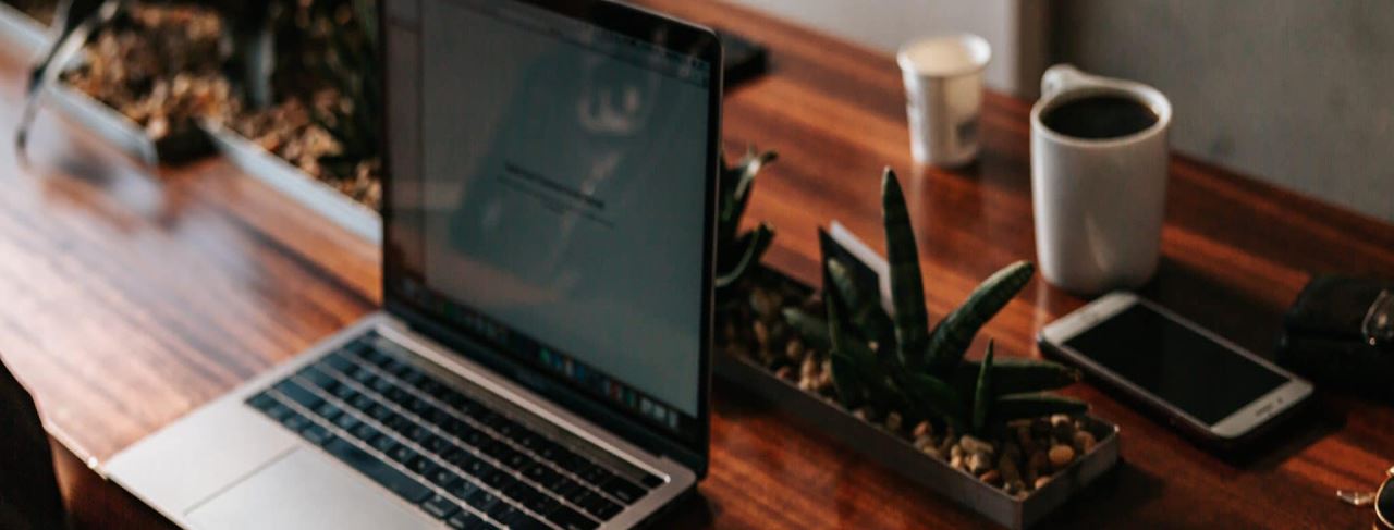 Masada açık laptop