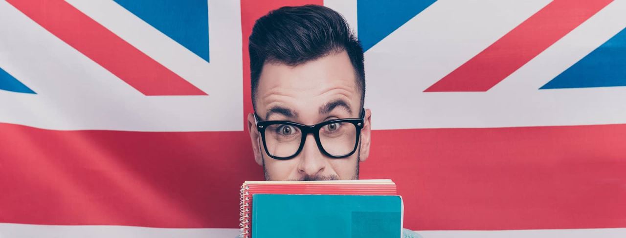 Birleşik krallık bayrağı önünde erkek üniversite öğrencisi