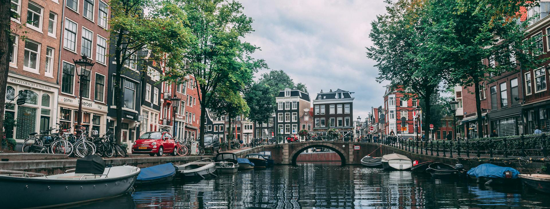 Amsterdam, NH, Netherlands  Nehirde Park Edilmiş Teknelerin Fotoğrafı