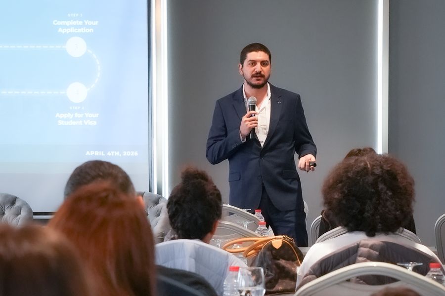 Emre Birol, StudyUS salonunda dinleyicilere Amerika'da üniversite başvuru sürecini anlatıyor