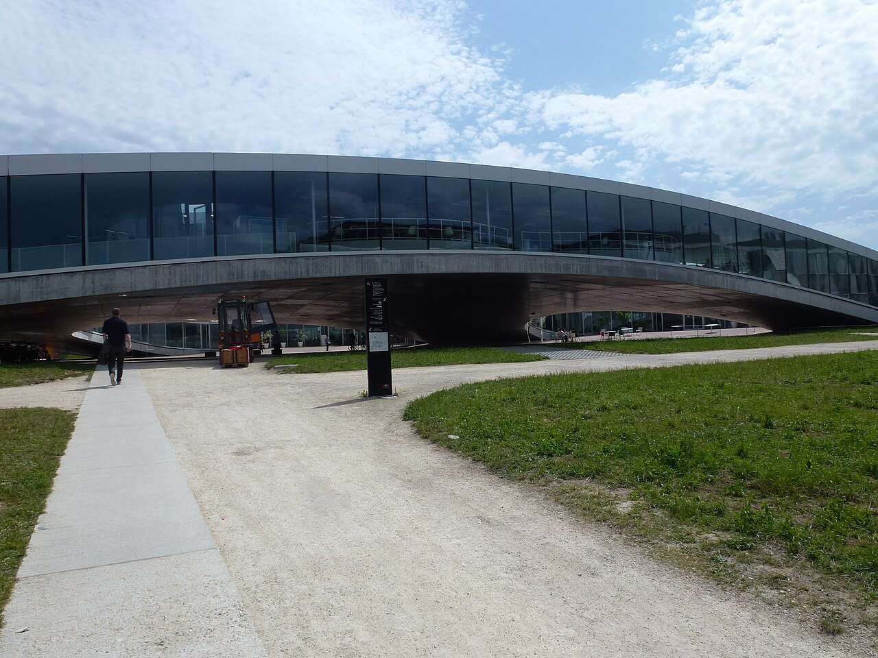 EPFL Rolex Learning Center — İsviçre'de yüksek lisans