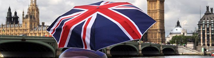 İngiltere bayrağı desenli şemsiye tutan kişi Big Ben önünde